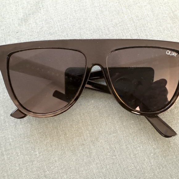 Quay woman’s sunglasses lightly used no scratches - Picture 4 of 4